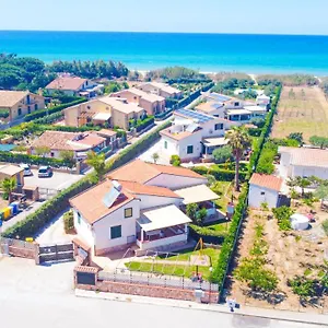 Дом отдыха Vacanze Mare Nostrum - In Front Of The With Pool, Кампофеличе-ди-Роччелла